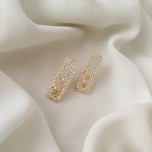 Brinco Retangular com Zirconia no Meio.