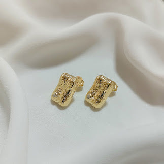 BRINCO RETANGULO MARTELADO 1 ZIRCONIA.