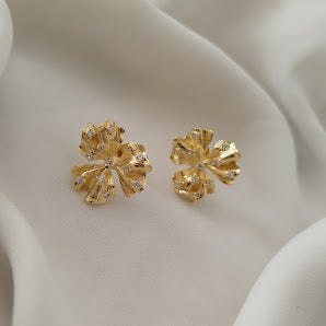 BRINCO FLOR ORGANICA COM VARIAS ZIRCONIAS.