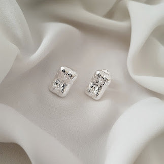 BRINCO RETANGULO MARTELADO 1 ZIRCONIA BANHO PRATA