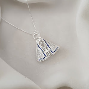 GARGANTILHA NOSSA SENHORA DETALHES AZUL E CRISTAL BANHO PRATA.