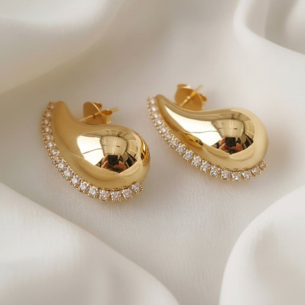 Brinco gota cheia com zirconias.