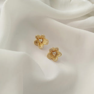Brinco Flor Com Coração Cristal.