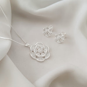 CONJUNTO FLOR 12 PÉTALAS + MIOLO CRAVEJADO BANHO PRATA.